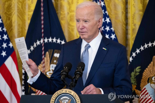 우크라이나 지원 필요성을 강조하는 연설 중인 바이든 미국 대통령. 사진 워싱턴 AFP=연합뉴스